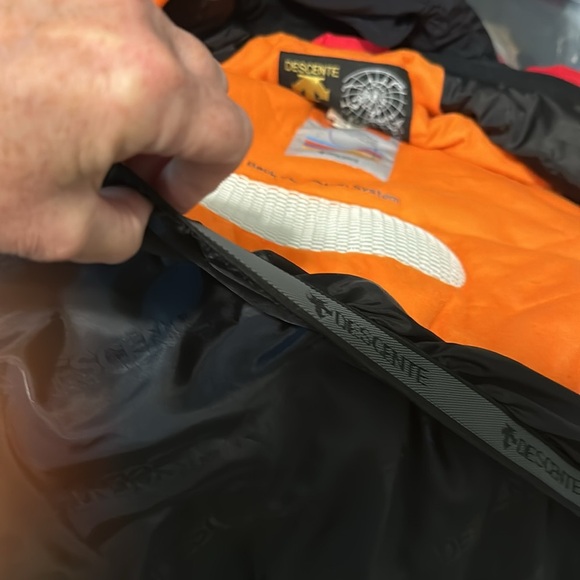 Descente Men's Black and Red Ski Jacket climate condition airdrive jacket - Picture 11 of 12